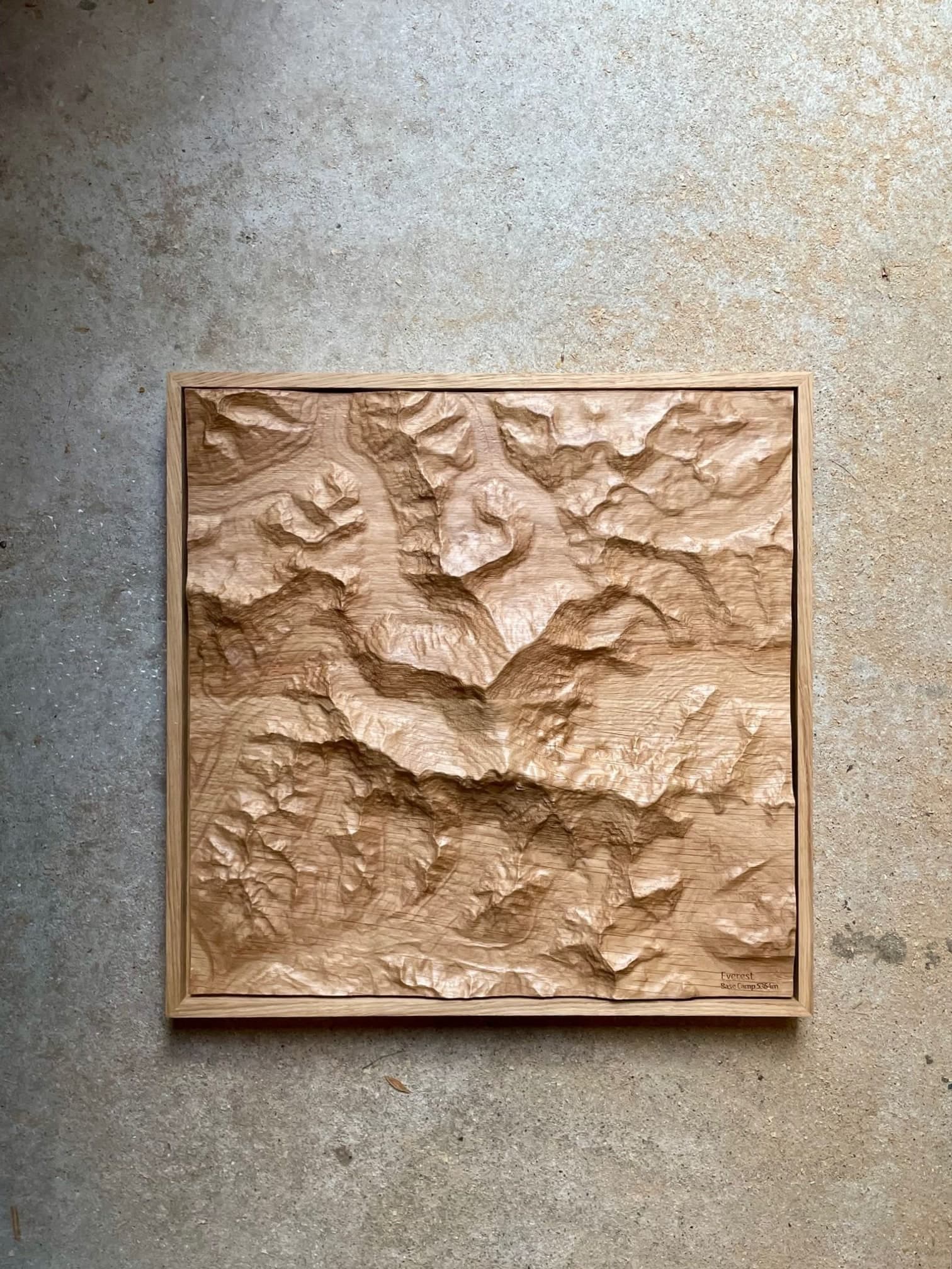 Topografisk relief af Everest-området, fræset i massiv eg med håndlavet ramme